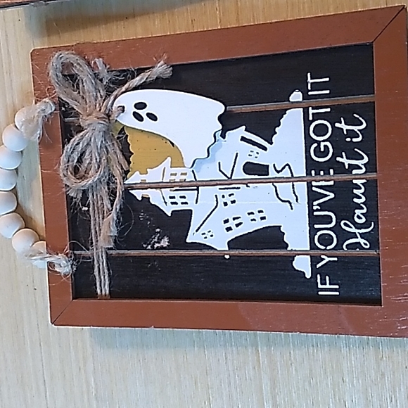 2 Wooden Halloween Signs w flying ghost. If you've got it Haunt it. 4x5 inches - Picture 2 of 4